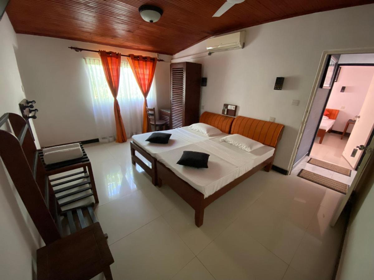 Beach Walk Hotel Unawatuna Bagian luar foto
