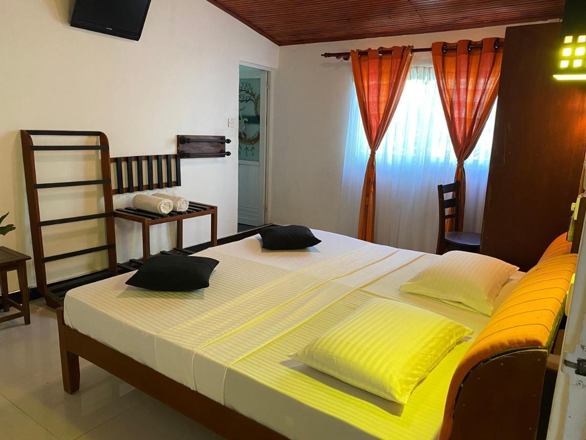 Beach Walk Hotel Unawatuna Bagian luar foto