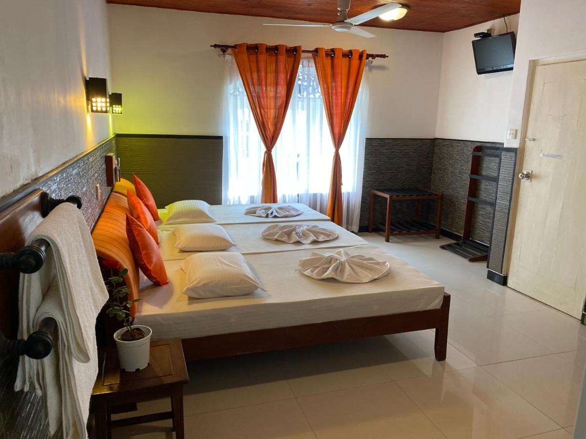Beach Walk Hotel Unawatuna Bagian luar foto
